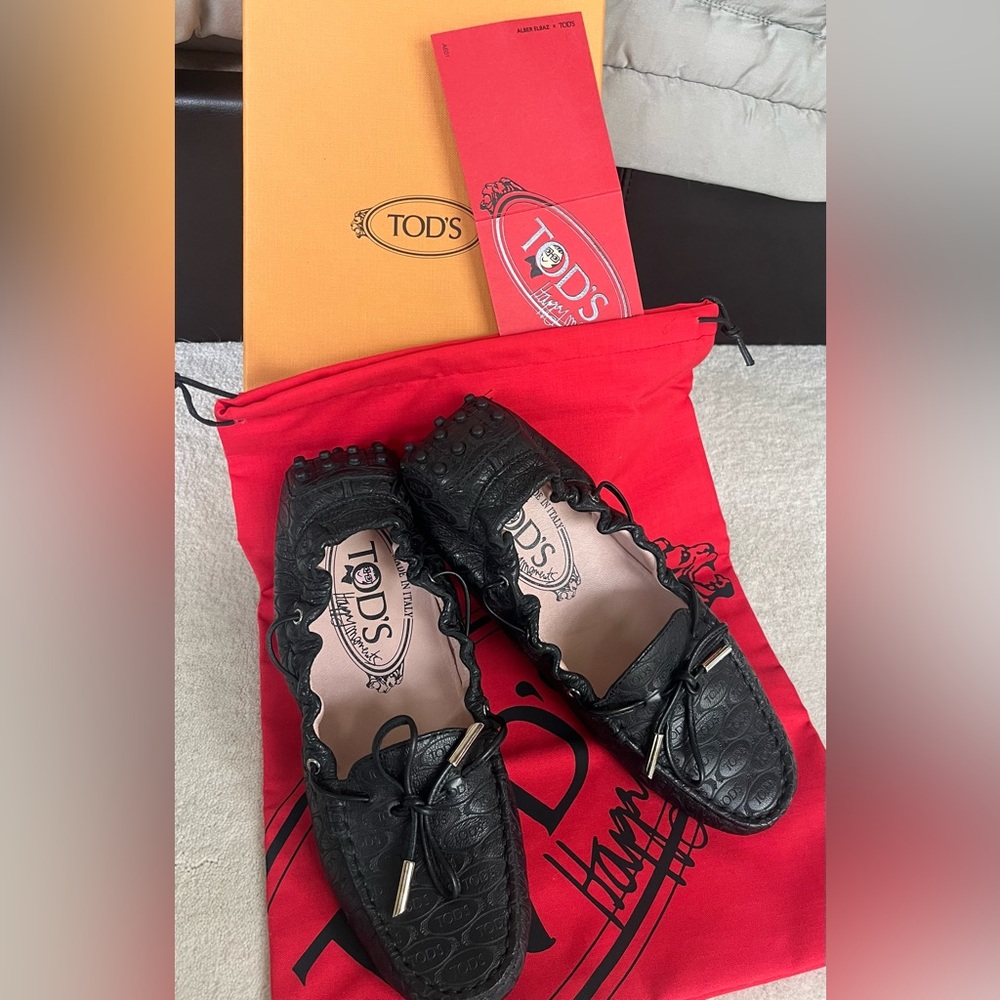 Tod's Heaven Logo Black Leather Driving  Women's Shoes, size 37, Us 7